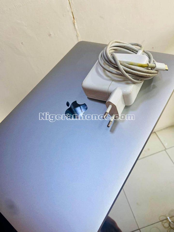 MACBOOK PRO M2 2022 256GB SSD RAM 8GB ÉTAT PROPRE BON PRIX SHAP SHAP | Niger annonce