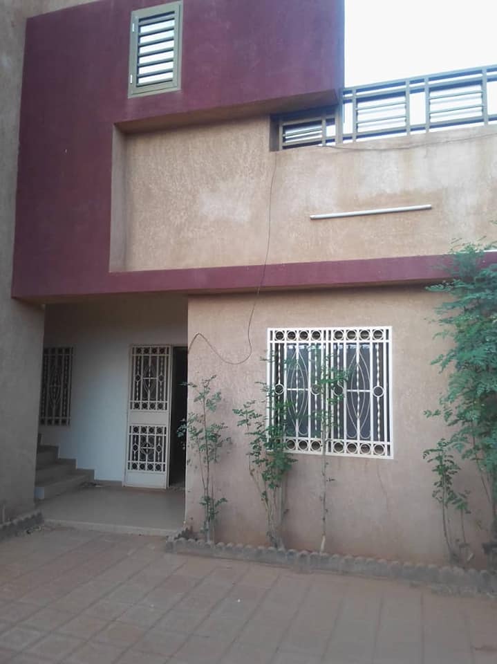 Disponible Trois chambres salon | Niger annonce