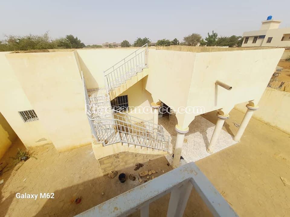 Location d'une maison en dalle carolle vitré avec barbelé | Niger annonce